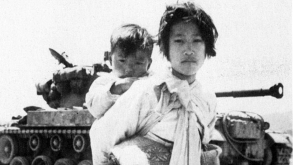 Mujer con niño pequeño en la Guerra de Corea