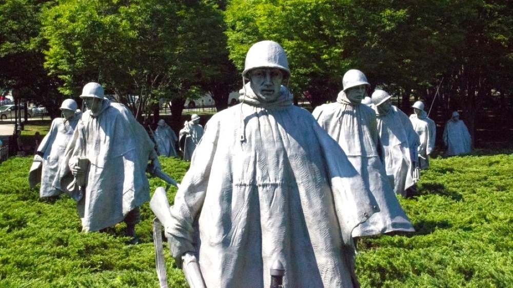 Visitar el monumento a los Veteranos de la Guerra de Corea.